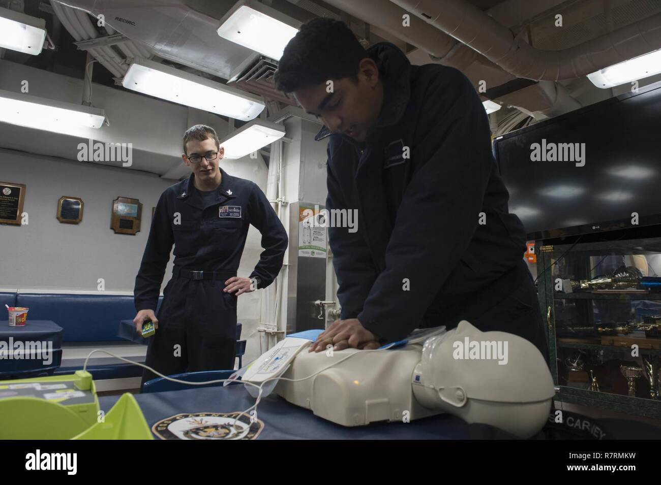 Océano Atlántico- (4 de abril de 2017) - Hospital ayudante médico de 2ª clase de Alex Penegar observa el Gunner's Mate Marinero Michael Ramirezmendoza durante el entrenamiento RCP a bordo del USS Carney (DDG 64) durante el ejercicio Joint Warrior 17-1 del 4 de abril, 2017. Carney, un Arleigh Burke clase destructor de misiles guiados, desplegadas a Rota, España, está realizando su tercera patrulla en los EE.UU. 6ª Flota de la zona de operaciones en apoyo de los intereses de seguridad nacional de EE.UU. en Europa. Foto de stock