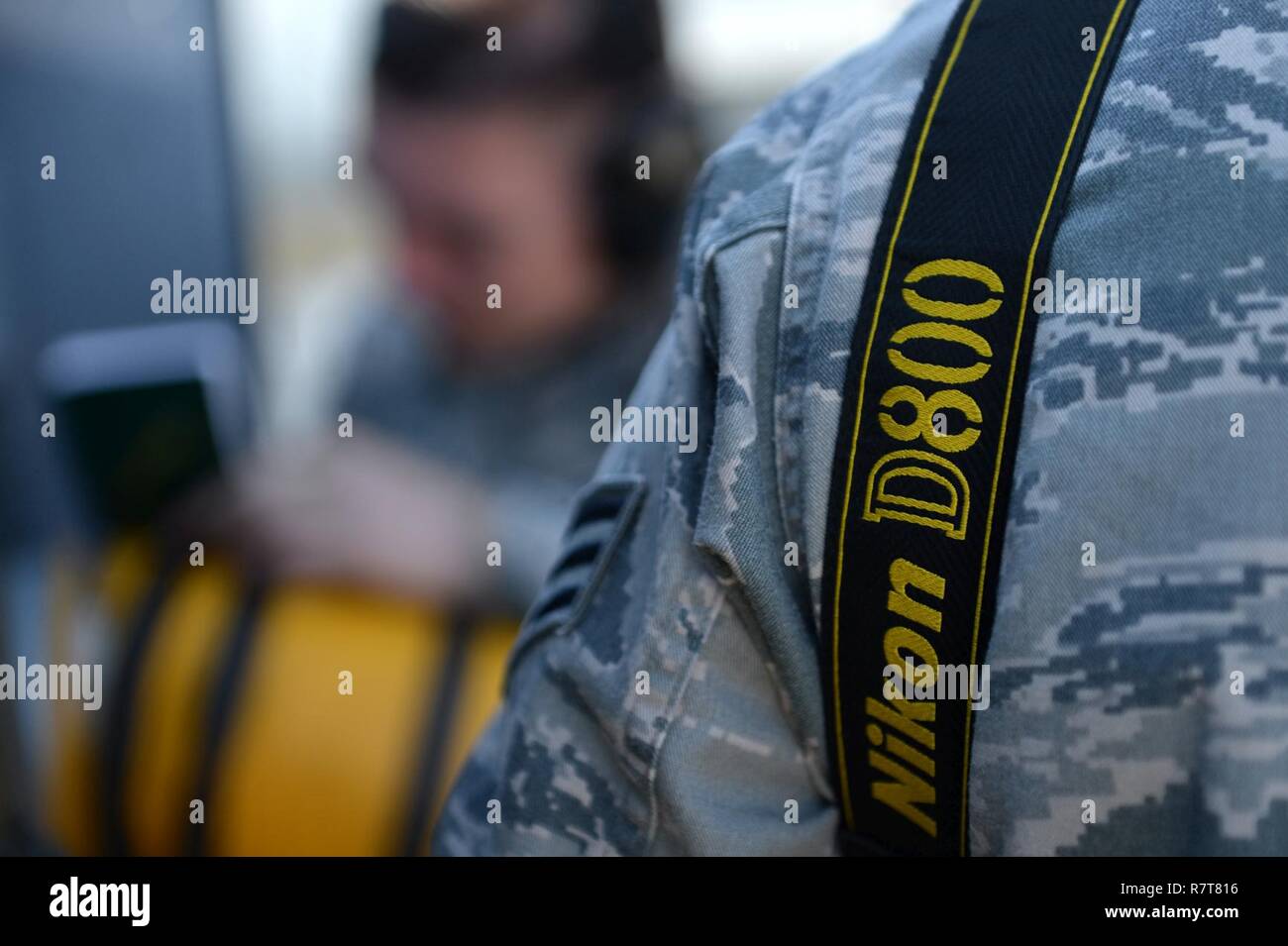 La Fuerza Aérea de los EE.UU Aviador Senior Kelsey Tucker, 20th Fighter Wing (FW) Asuntos Públicos (PA) fotoperiodista journeyman, obtiene información de subtítulos a partir de una foto sujeta a la base de la fuerza aérea Shaw, S.C., 21 de marzo de 2017. Los fotoperiodistas asignado a la 20ª FW PA oficina capturar fotos de operaciones de instalación, exhibiendo equipo aviadores Shaw's, destacando la misión básica del ala de supresión de la defensa antiaérea enemiga. Foto de stock