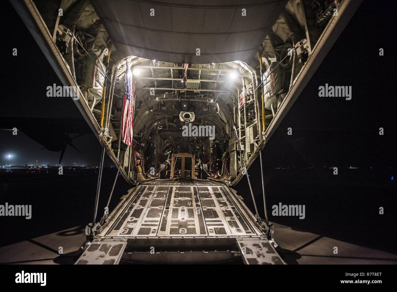 Un obús cannon es cargado en un C-130J Hercules en Afganistán el 27 de marzo de 2017. La 774ª Expedicionaria Escuadrón Aéreo utiliza la versatilidad única del C-130 para proporcionar capacidades de transporte aéreo táctico dentro y fuera de la austera localidades bajo condiciones atípicas. Foto de stock