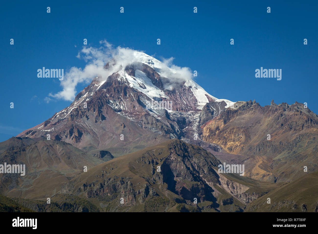 Monte Kazbek vista desde Stepantsminda en Georgia Foto de stock
