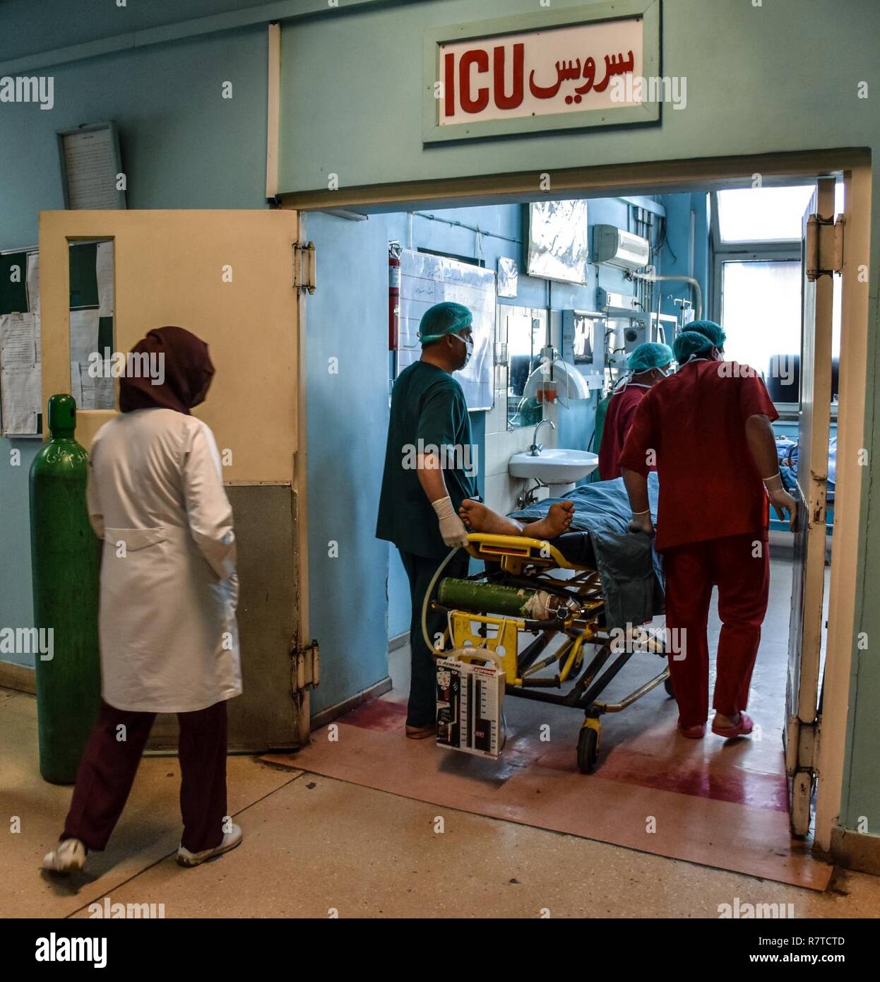 Nacional de Kabul a médicos y enfermeras del Hospital Militar traer  gravemente herido un soldado del