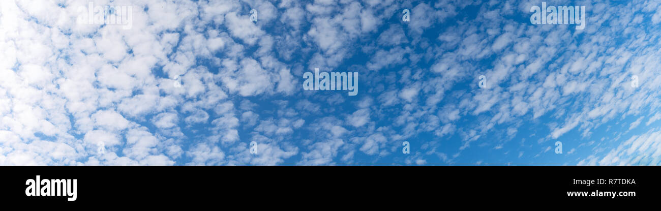 Hermoso cielo azul con nubes panoramas Foto de stock
