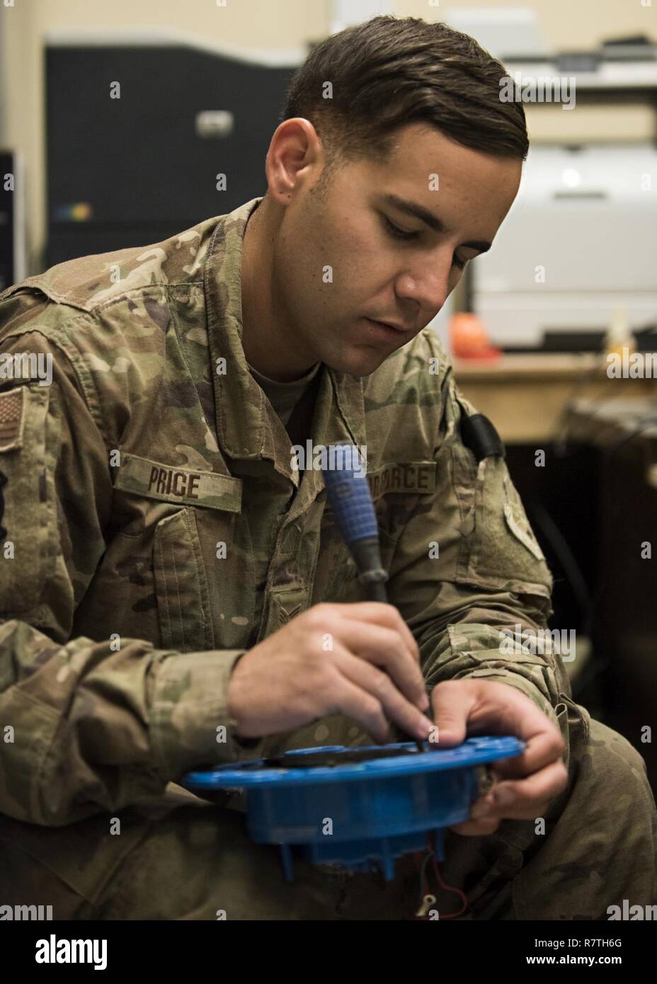 El Sargento. Alex Price, 455Expedicionaria Escuadrón de Ingeniero Civil Electricista, repara un aeródromo la luz el 6 de abril de 2017 en el Aeródromo de Jalalabad, Afganistán. Avance de precios se despliega a Jalalabad para realizar reparaciones eléctricas para el aeródromo, manteniéndola en funcionamiento. Foto de stock