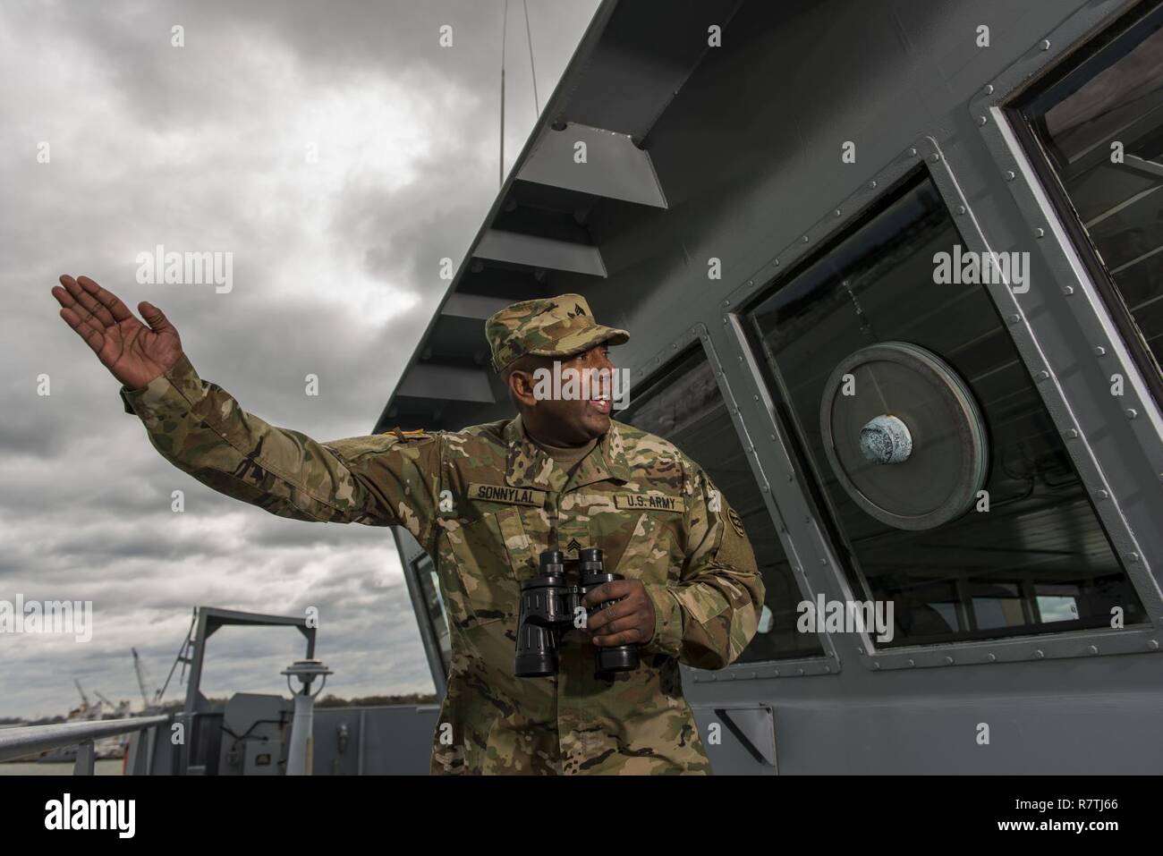 El Sgt. Nigel Sonnylal, una Reserva del Ejército de EE.UU. Operador de embarcaciones, soldado de la 949ª Compañía de transporte, una unidad especializada en operaciones de embarcaciones, embarcaciones de carga y de la ingeniería, plantea una serie de retratos a bordo de un buque de apoyo logístico en Baltimore, Maryland, en abril 7-8, 2017. Foto de stock