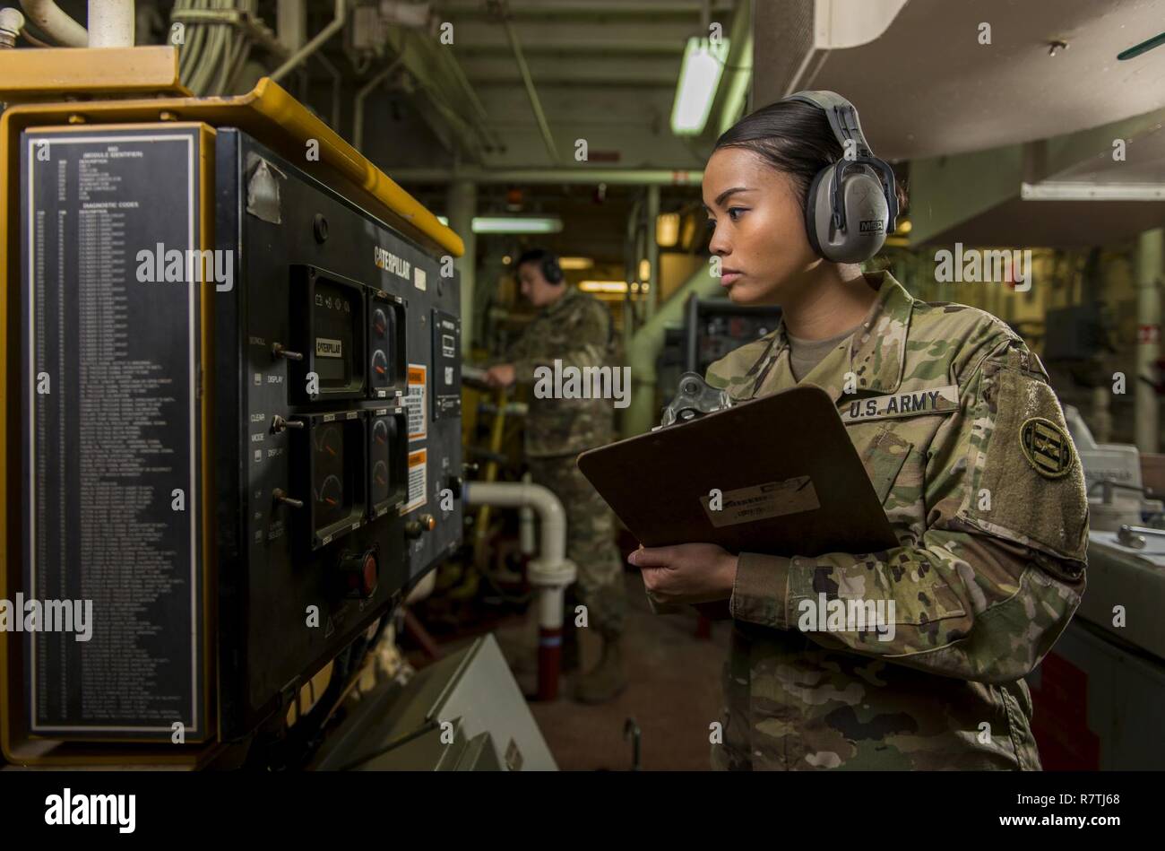 Spc. Angelina Utanes, una Reserva del Ejército de EE.UU. Operador de embarcaciones soldado con la 949ª Compañía de transporte, una unidad especializada en operaciones de embarcaciones, embarcaciones de carga y de la ingeniería, plantea una serie de retratos que representan su ocupación militar especialidad durante una sesión de fotos que tuvo lugar a bordo de un buque de apoyo logístico en Baltimore, Maryland, en abril 7-8, 2017. Foto de stock