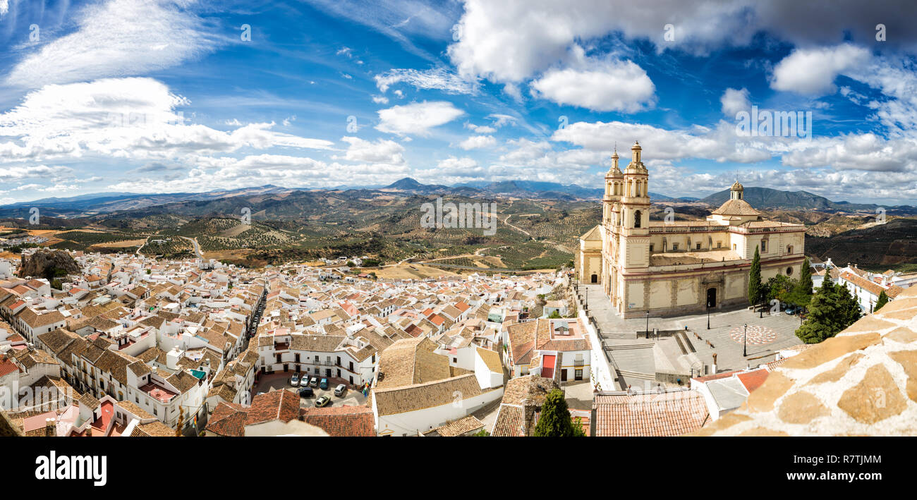 Una vista panorámica del casco antiguo de Olvera, Cádiz con la iglesia llamada "Nuestra Señora de la Encarnación". Foto de stock