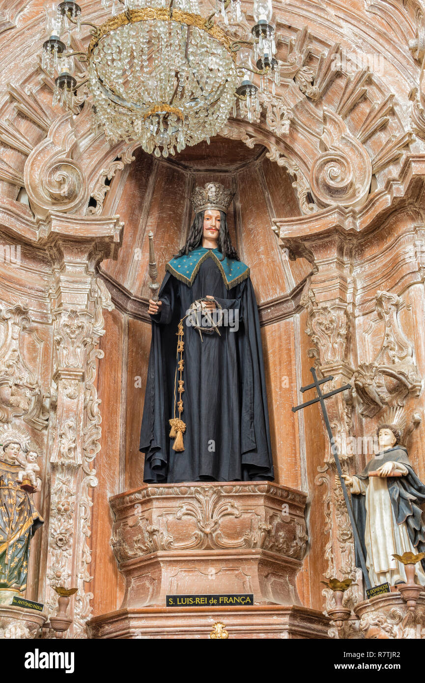 Estatua de San Luis, rey de Francia, la Iglesia de São Francisco de Assis, vista interior, Sao Joao Del Rey, Minas Gerais, Brasil Foto de stock