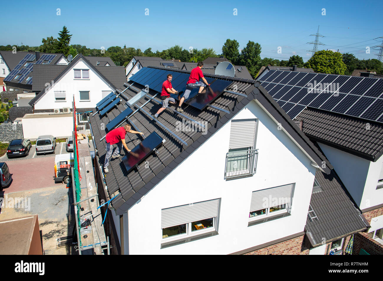 Construcción de un sistema de energía solar en una casa, la instalación de  paneles solares en un tejado a cuatro aguas, Bottrop, districto de Ruhr  Fotografía de stock - Alamy