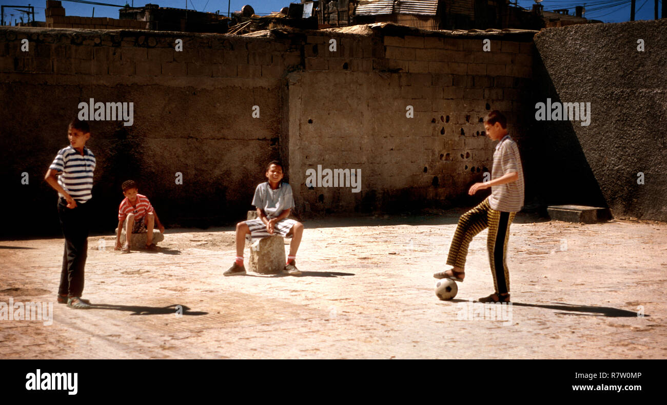 Un pequeño grupo de gente esperando para jugar al fútbol. Foto de stock