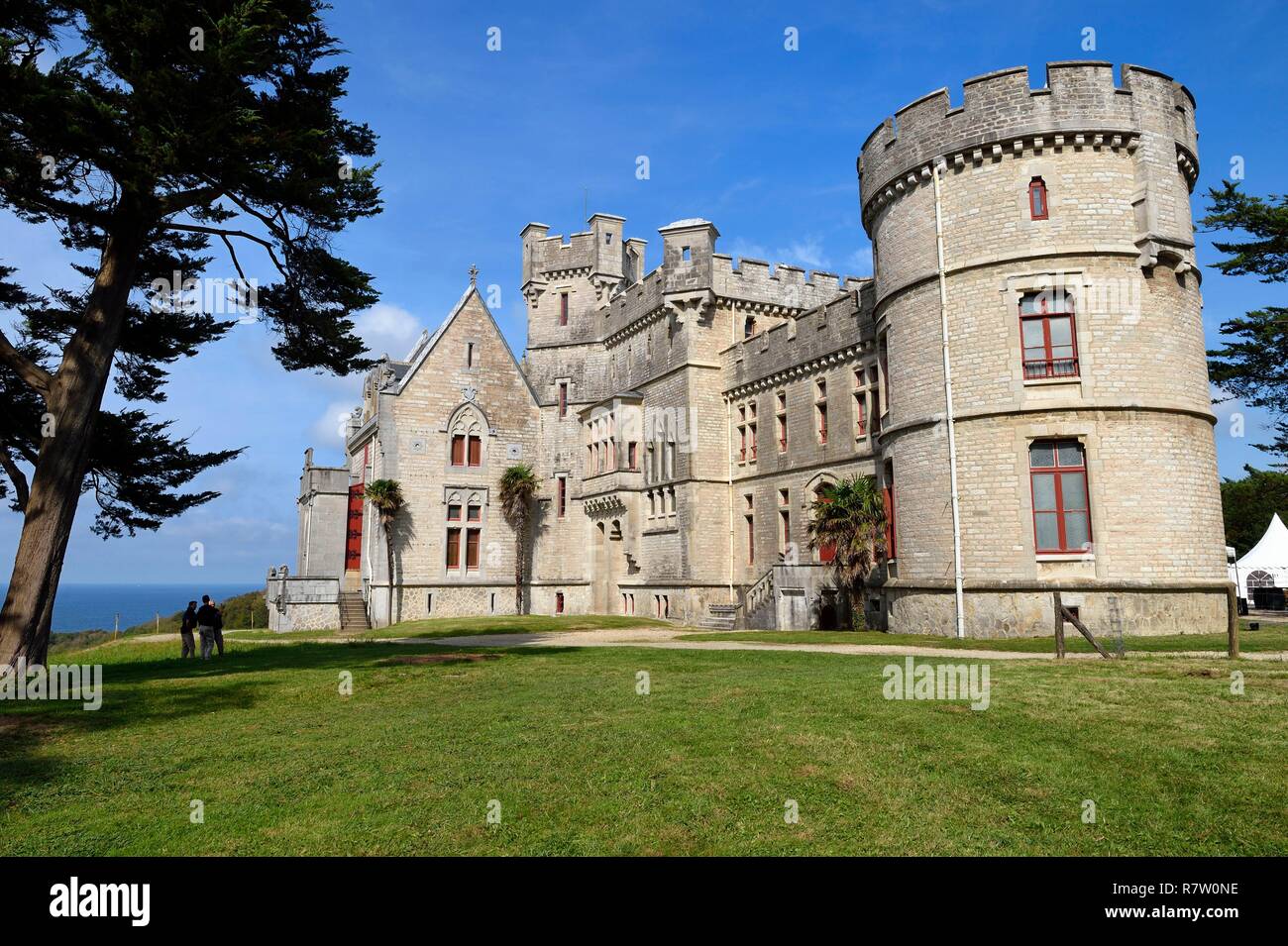 Francia, Pirineos Atlánticos, Costa Vasca, Hendaye, Abbadia castillo construido en 1870 por Eugène Viollet-le-Duc de Antoine d'Abbadie d'Arrast Foto de stock