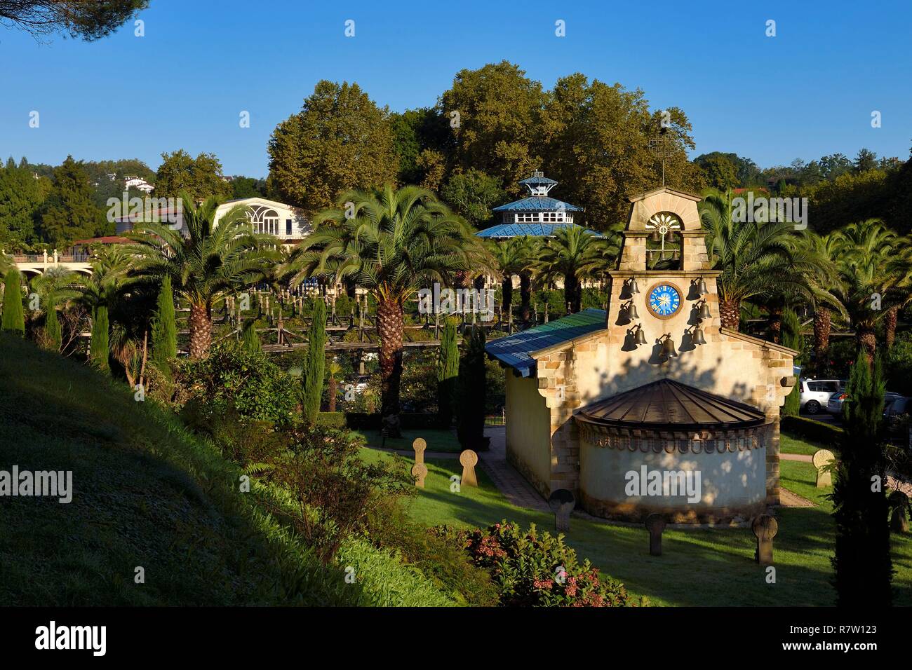 Francia, Pirineos Atlánticos, País Vasco, Cambo-les-Bains, spa termal  capilla Fotografía de stock - Alamy