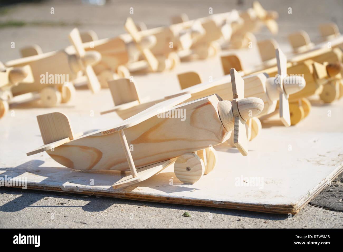 Pequeños aviones de juguete de madera Fotografía de stock - Alamy