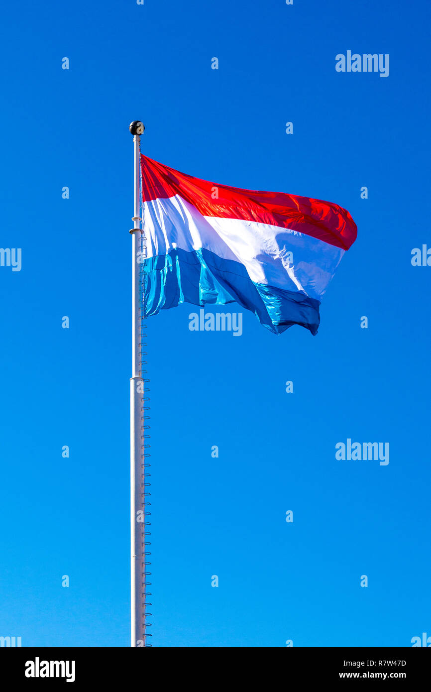 Ondeando la bandera del Gran Ducado de Luxemburgo, bajo un cielo azul Foto de stock