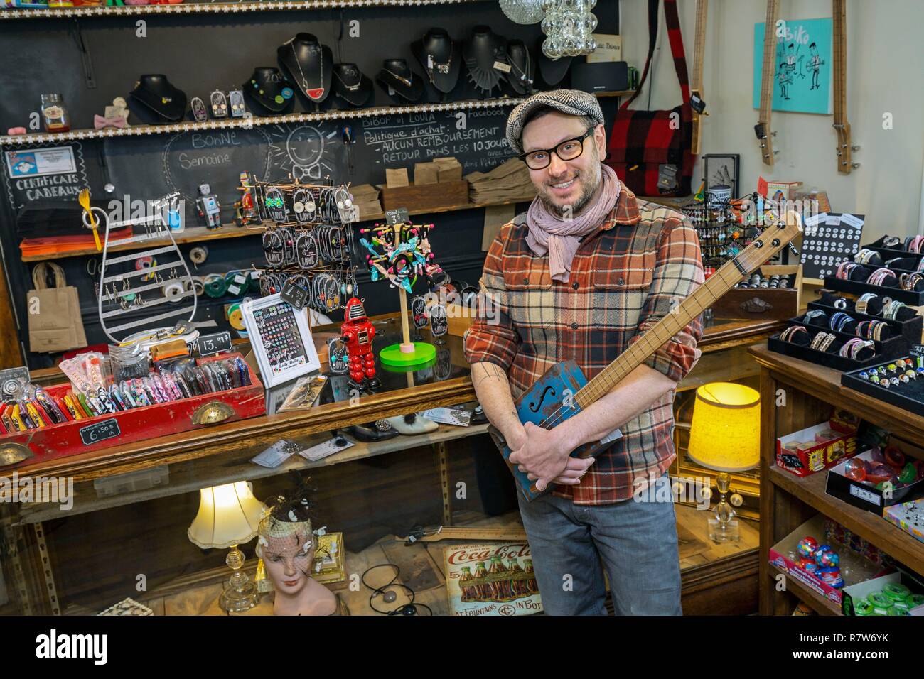 Canadá, provincia de Quebec, en la región de Eastern Townships o Estrie,  Bromont, la tienda y Bibop Loula, tienda de regalos únicos con toques  Vintage, Jérémy Anquetil fabricante de guitarras Fotografía de