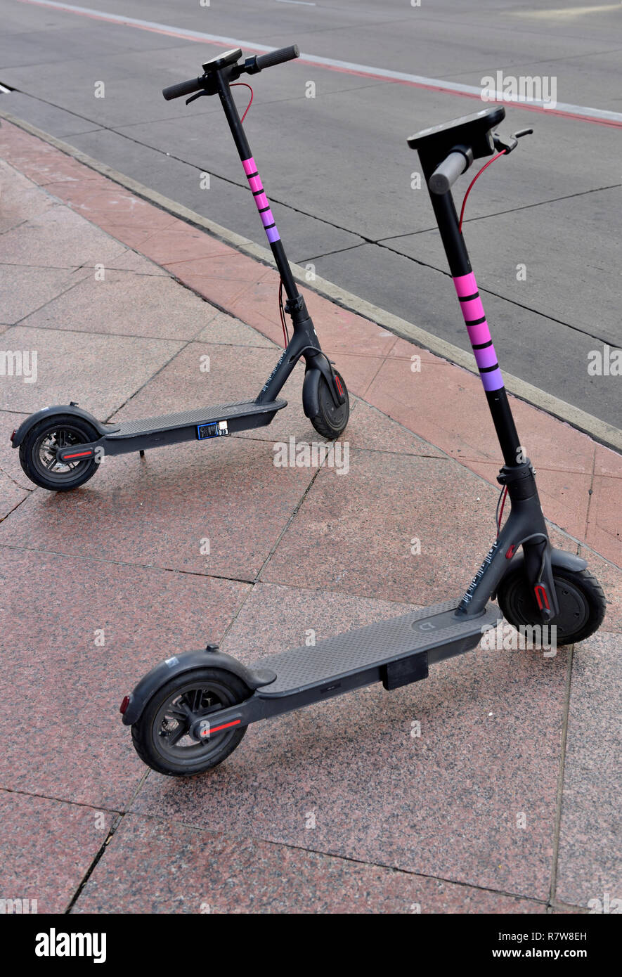 Dos scooters eléctricos dockless Lyft para pagar-por-minuto coches a la  acera en Denver, Colorado, EE.UU Fotografía de stock - Alamy