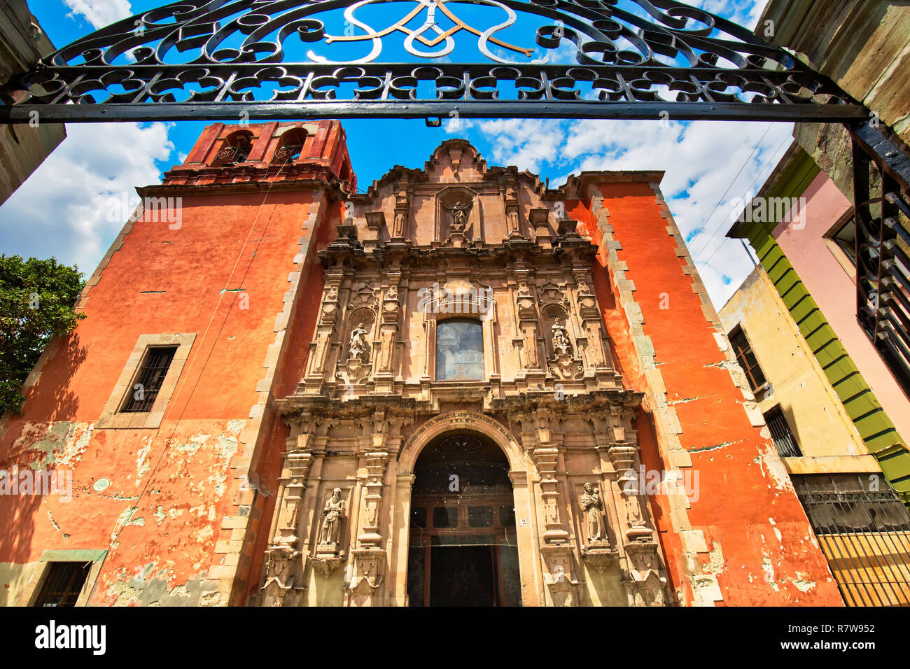 La iglesia de Belén (Templo de Belen) delante del Mercado Hidalgo en el  histórico centro de la ciudad de Guanajuato, México Fotografía de stock -  Alamy
