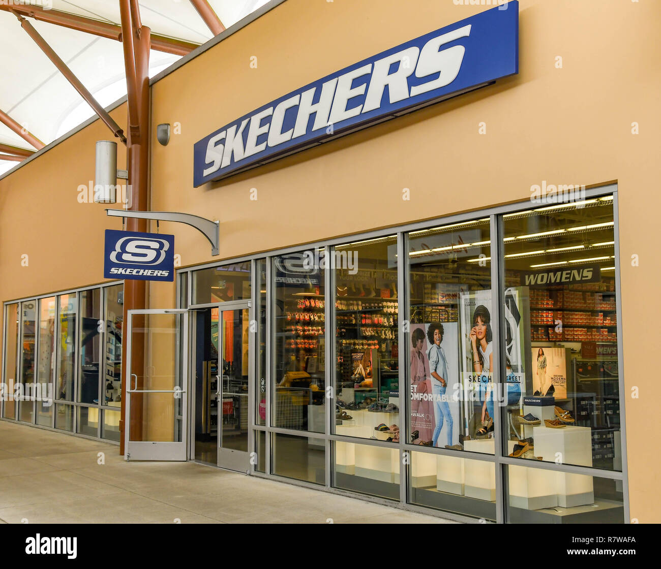 Janice religión Guijarro Skechers store shopping mall fotografías e imágenes de alta resolución -  Alamy