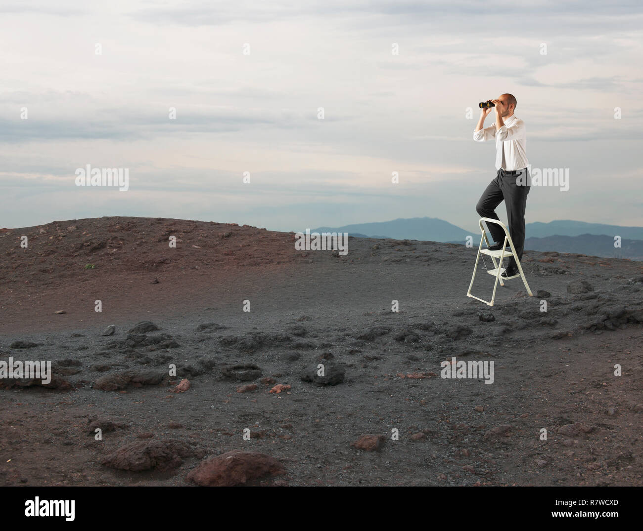 Empresario ir lejos para encontrar nuevas oportunidades de negocio con un telescopio Foto de stock