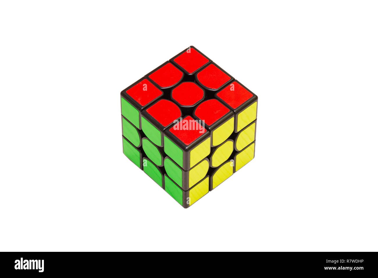 Cubo rompecabezas con rojo, amarillo y verde en los lados con inserciones de color negro sobre fondo blanco de stock - Alamy