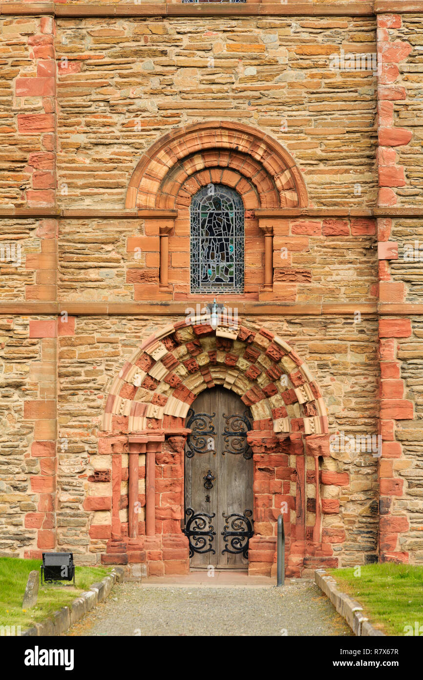 Lado de la puerta de entrada al crucero sur del siglo XII la catedral de St Magnus". Kirkwall, Península de las Islas Orcadas, Escocia, Reino Unido, Gran Bretaña Foto de stock