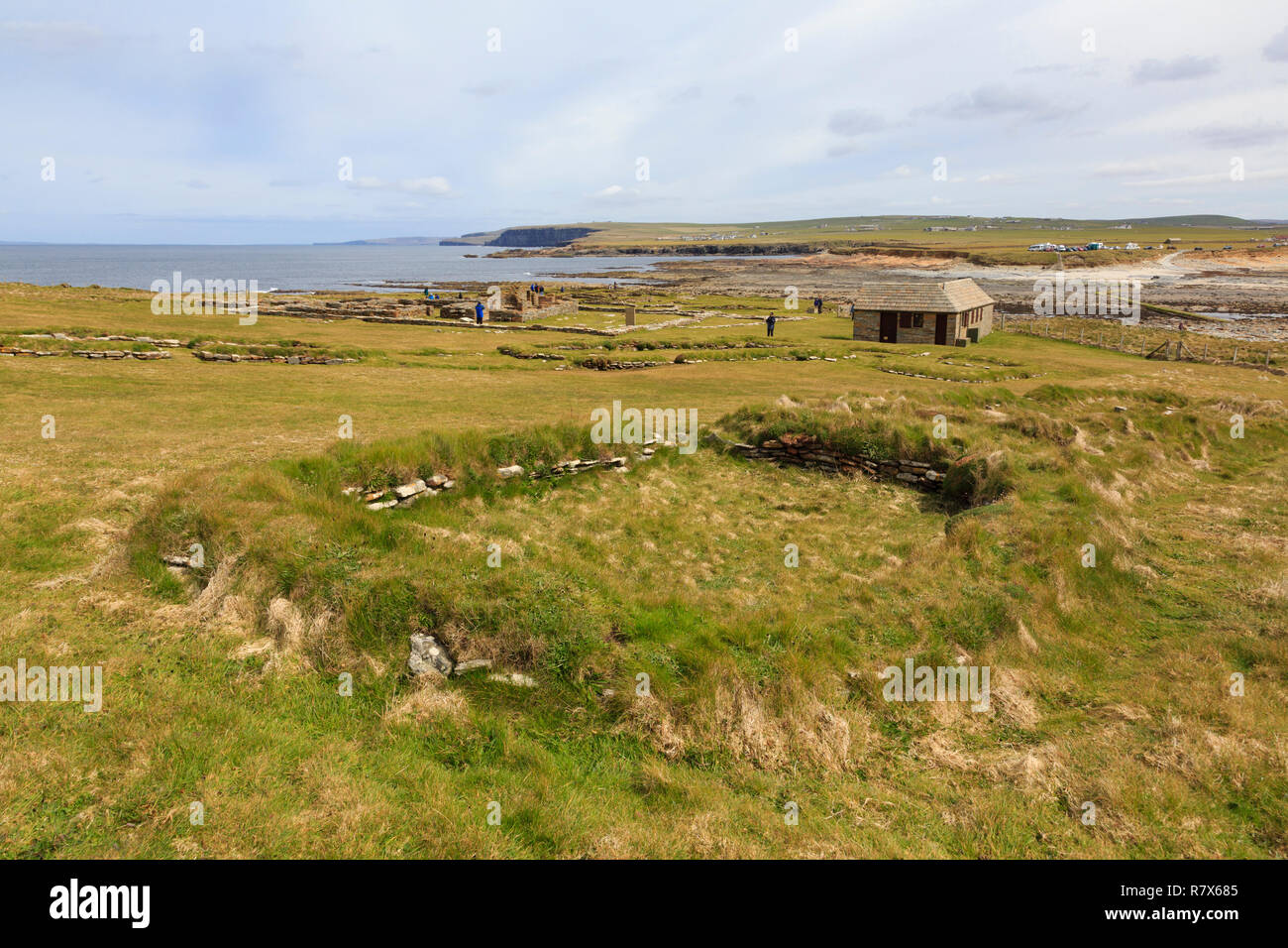Restos de Norse casa en un asentamiento excavado en la Brough de Birsay, Península de las Islas Orcadas, Escocia, Reino Unido, Gran Bretaña Foto de stock