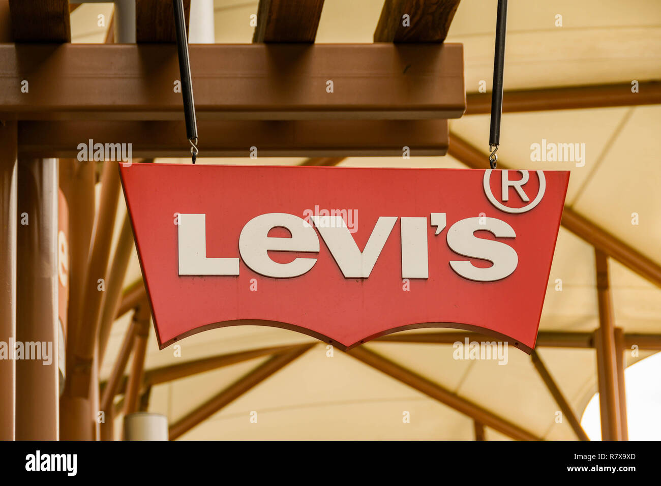 SEATTLE, WA, EE.UU. - Junio 2018: Vista de cerca de un cartel fuera de la  fábrica Levi's store a los Premium Outlets Shopping Mall en Tulalip cerca  de Seattle Fotografía de stock -
