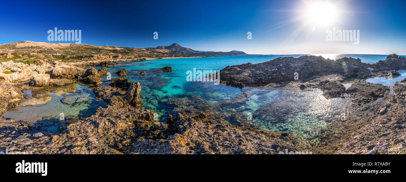 Falassarna Beach en la isla de Creta con claras aguas azules, Grecia, Europa. Foto de stock