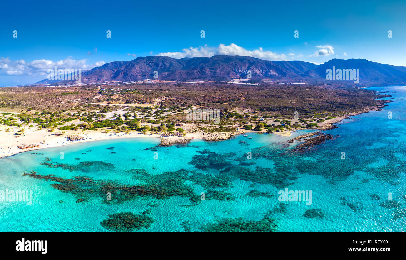 Vista aérea de Elafonissi playa en la isla de Creta con claras aguas azules, Grecia, Europa. Creta es la mayor y más poblada de las islas griegas. Foto de stock