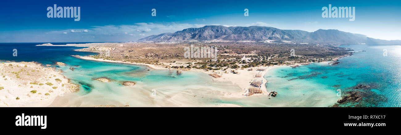 Vista aérea de Elafonissi playa en la isla de Creta con claras aguas azules, Grecia, Europa. Creta es la mayor y más poblada de las islas griegas. Foto de stock