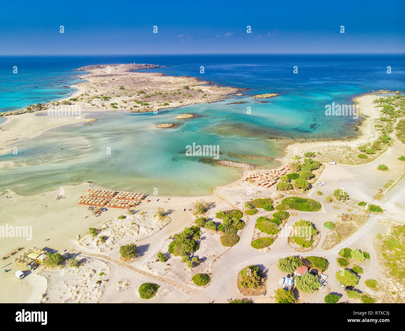 Vista aérea de Elafonissi playa en la isla de Creta con claras aguas azules, Grecia, Europa. Creta es la mayor y más poblada de las islas griegas. Foto de stock