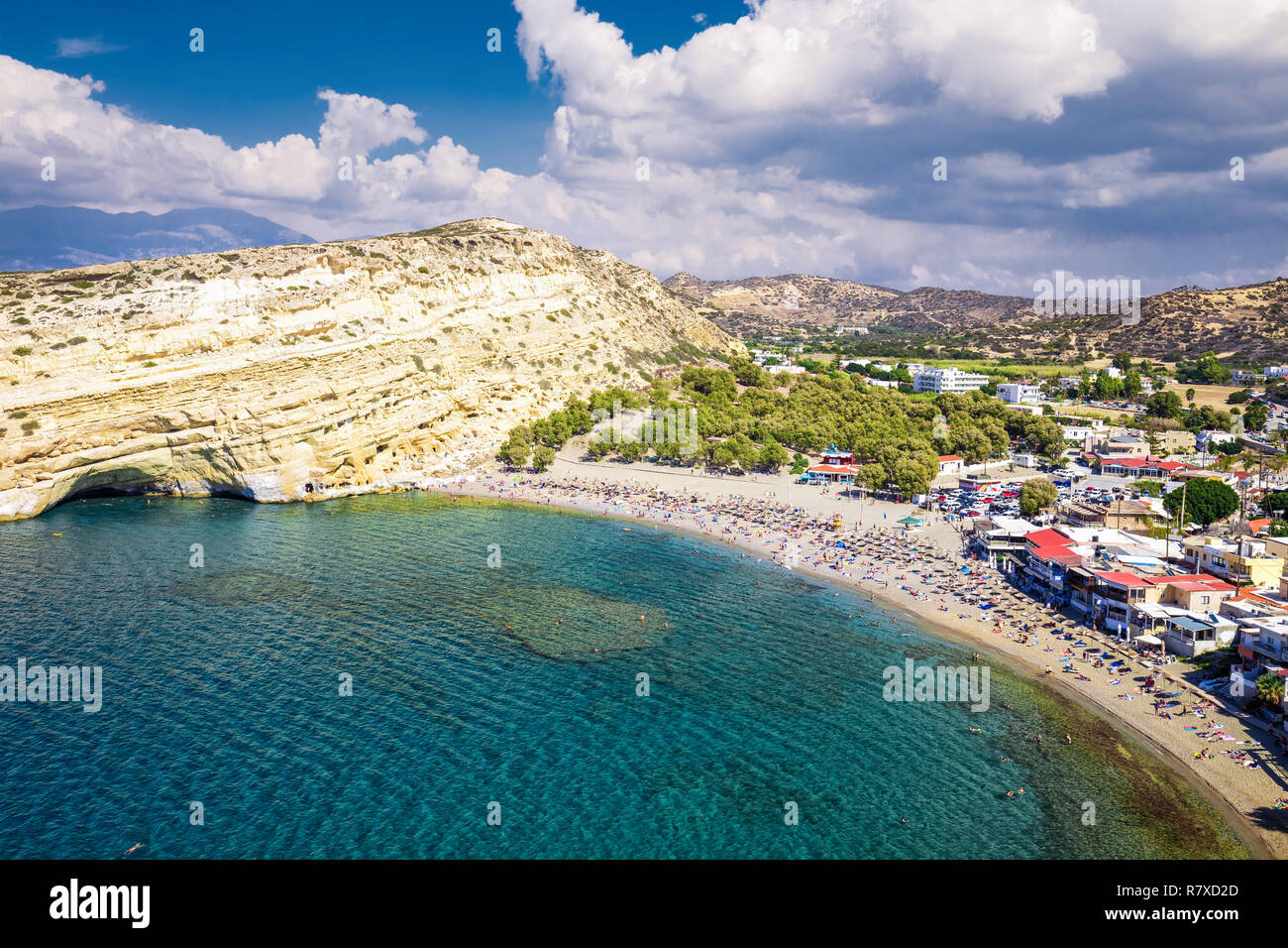 Vista aérea de la playa de Matala en la isla de Creta con claras aguas azules, Grecia, Europa. Creta es la mayor y más poblada de las islas griegas. Foto de stock