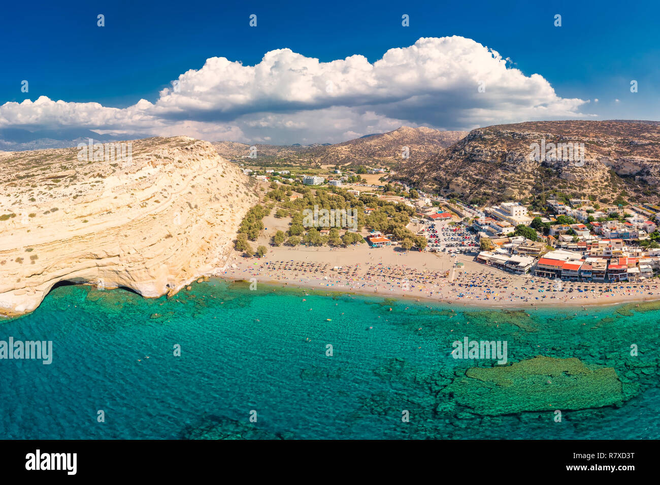 Vista aérea de la playa de Matala en la isla de Creta con claras aguas azules, Grecia, Europa. Creta es la mayor y más poblada de las islas griegas. Foto de stock