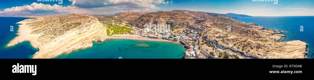 Vista aérea de la playa de Matala en la isla de Creta con claras aguas azules, Grecia, Europa. Creta es la mayor y más poblada de las islas griegas. Foto de stock