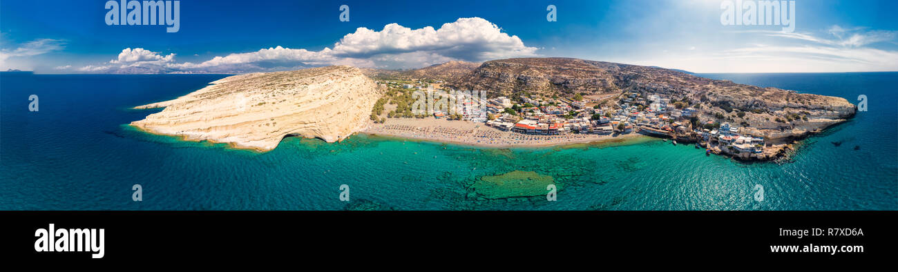 Vista aérea de la playa de Matala en la isla de Creta con claras aguas azules, Grecia, Europa. Creta es la mayor y más poblada de las islas griegas. Foto de stock