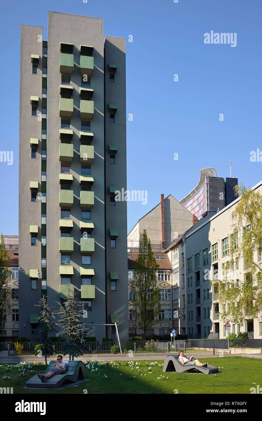 Alemania, Berlín, distrito Kreuzberg, Eco de los edificios del distrito en la esquina de Charlottenstrasse y Besselstrasse, Torre de la OSM en segundo plano. Foto de stock