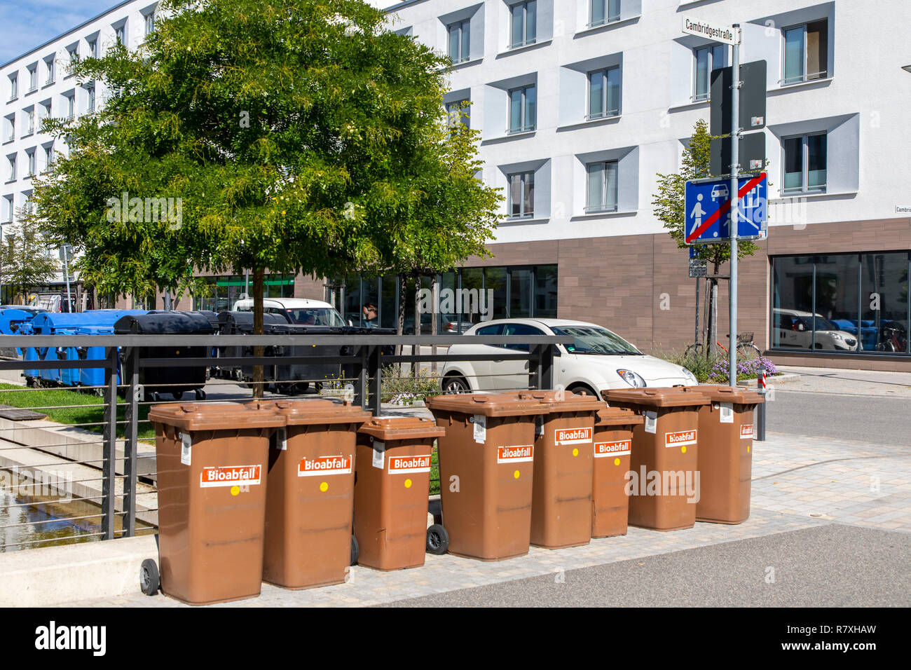 Nuevo distrito de la ciudad de Heidelberg-Bahnstadt, sobre un antiguo sitio, ferrocarril, tachos de basura en el contenedor de residuos orgánicos, residuos biológicos, Alemania Foto de stock