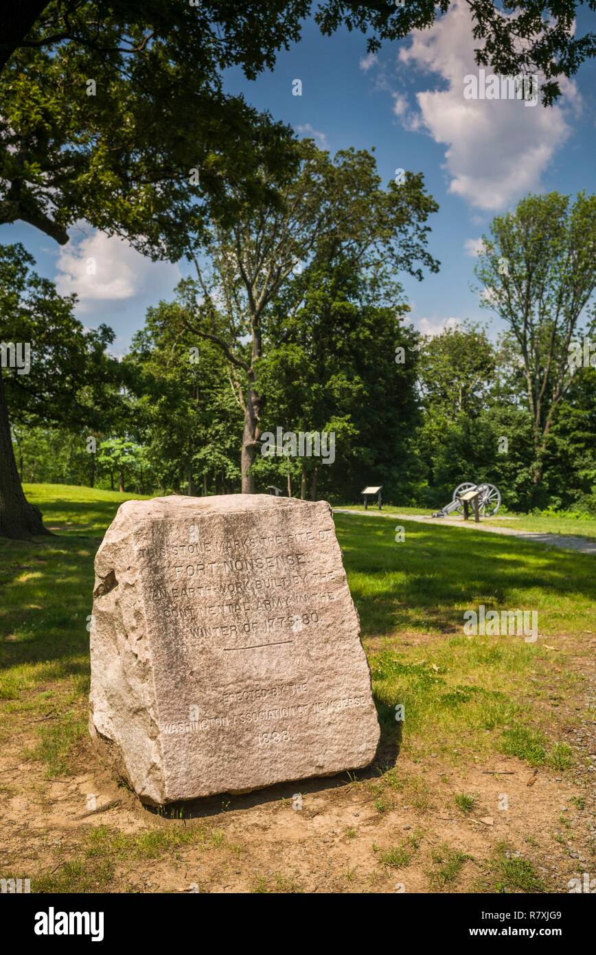Estados Unidos, con sede en Morristown, Nueva Jersey, Morristown National Historical Park, Fort tonterías, el sitio de la fortaleza durante la Guerra Revolucionaria Americana, marcador de piedra Foto de stock