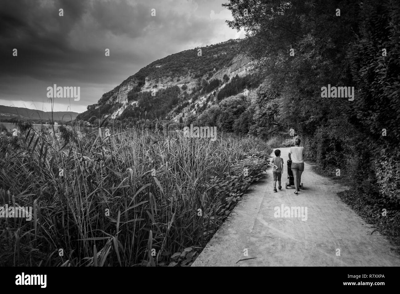 Madre e hijo caminando por la calle por campo Foto de stock