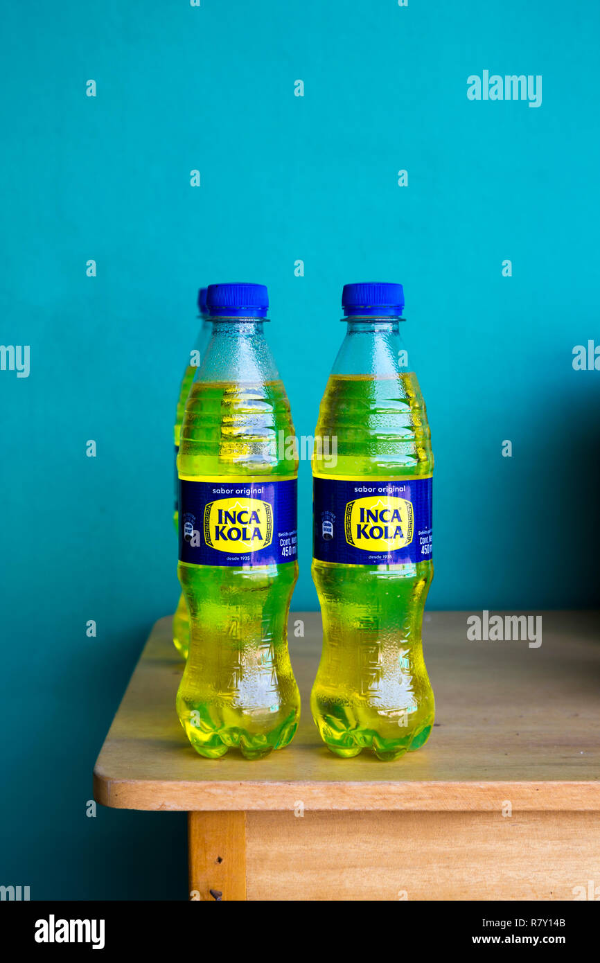 Dos botellas de refrescos peruanos Inca Kola Foto de stock