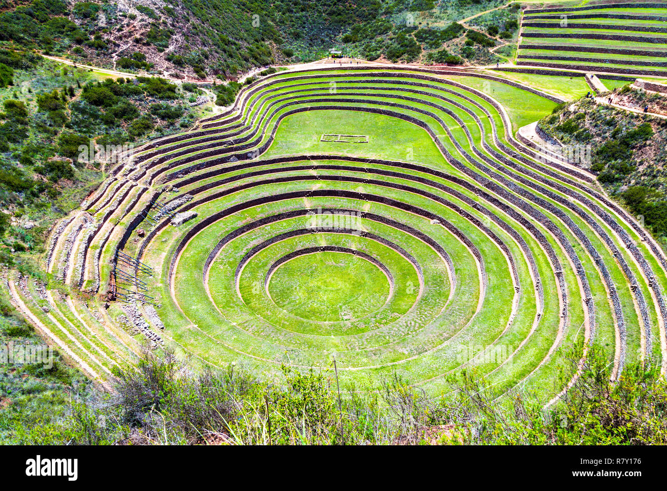 Terrazas en el sitio arqueológico Inca de Moray, Valle Sagrado, Perú Foto de stock