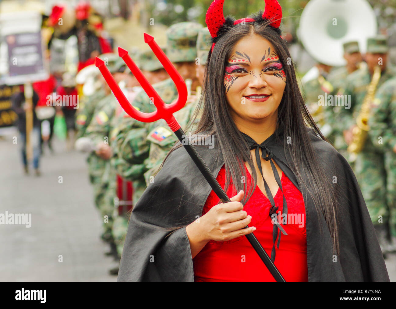 Quito, Ecuador - Septiembre 03, 2018: Cierre de mujer no identificada  vistiendo un traje de demonio y sosteniendo en la mano un tridente en la  diablada festival Fotografía de stock - Alamy
