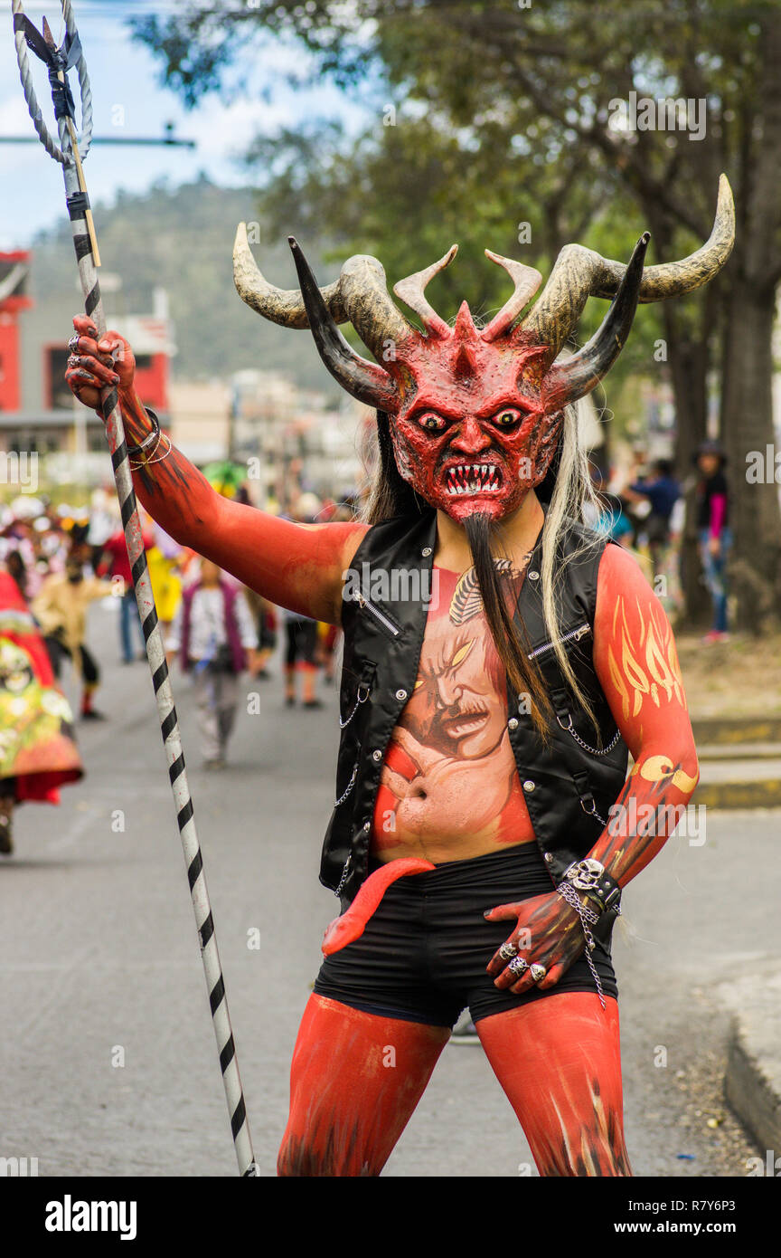 Quito, Ecuador - Seotember, 03, 2018: hombre no identificado llevaba una  máscara de demonio, vestido como diablo y sosteniendo en la mano un  tridente durante la diablada festival Fotografía de stock - Alamy