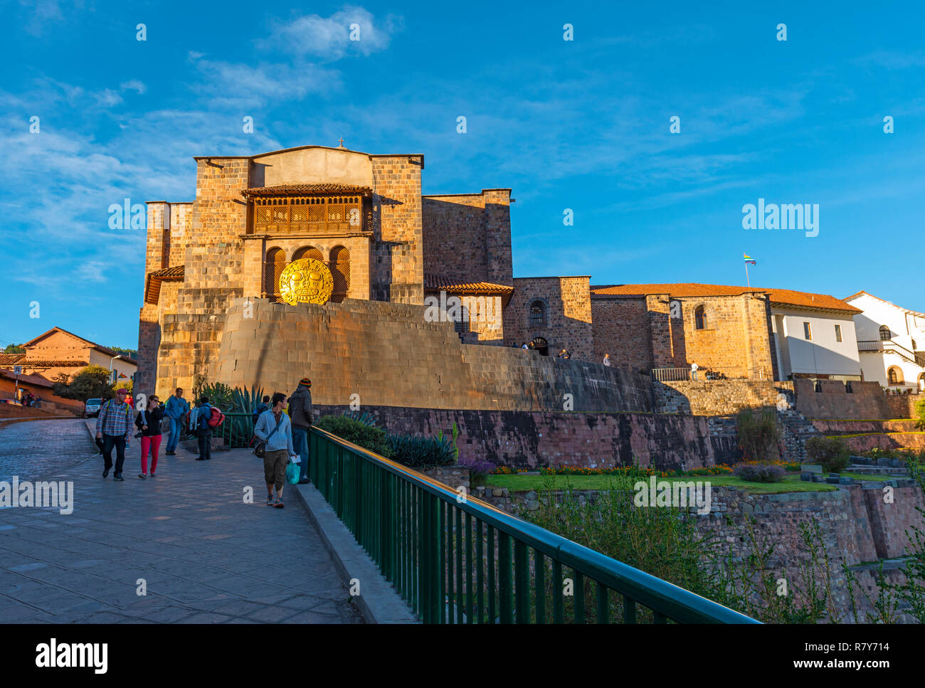 El Templo del Sol de los Incas con el disco solar, el Qorikancha, también conocida como la iglesia y convento de Santo Domingo en el centro de la ciudad de Cusco, Perú. Foto de stock