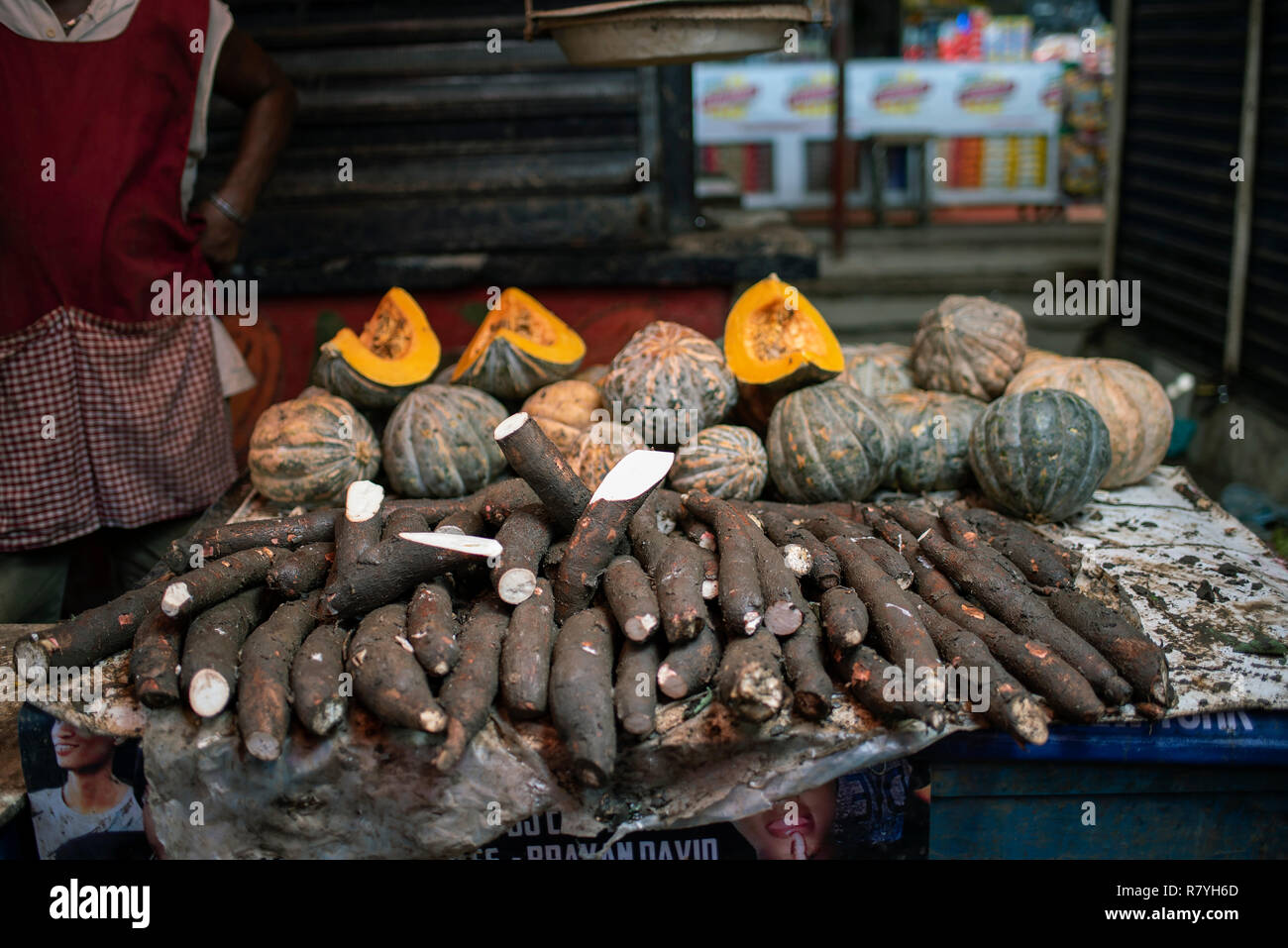 Raíces de mandioca (yuca) y calabazas para venta en mercado Bazurto Bazurto). Cartagena de Indias, Colombia. Oct 2018 Foto de stock