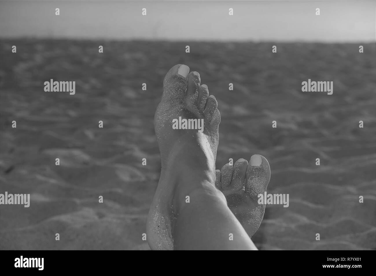 La imagen de una mujer descansando en la playa. Foto de stock