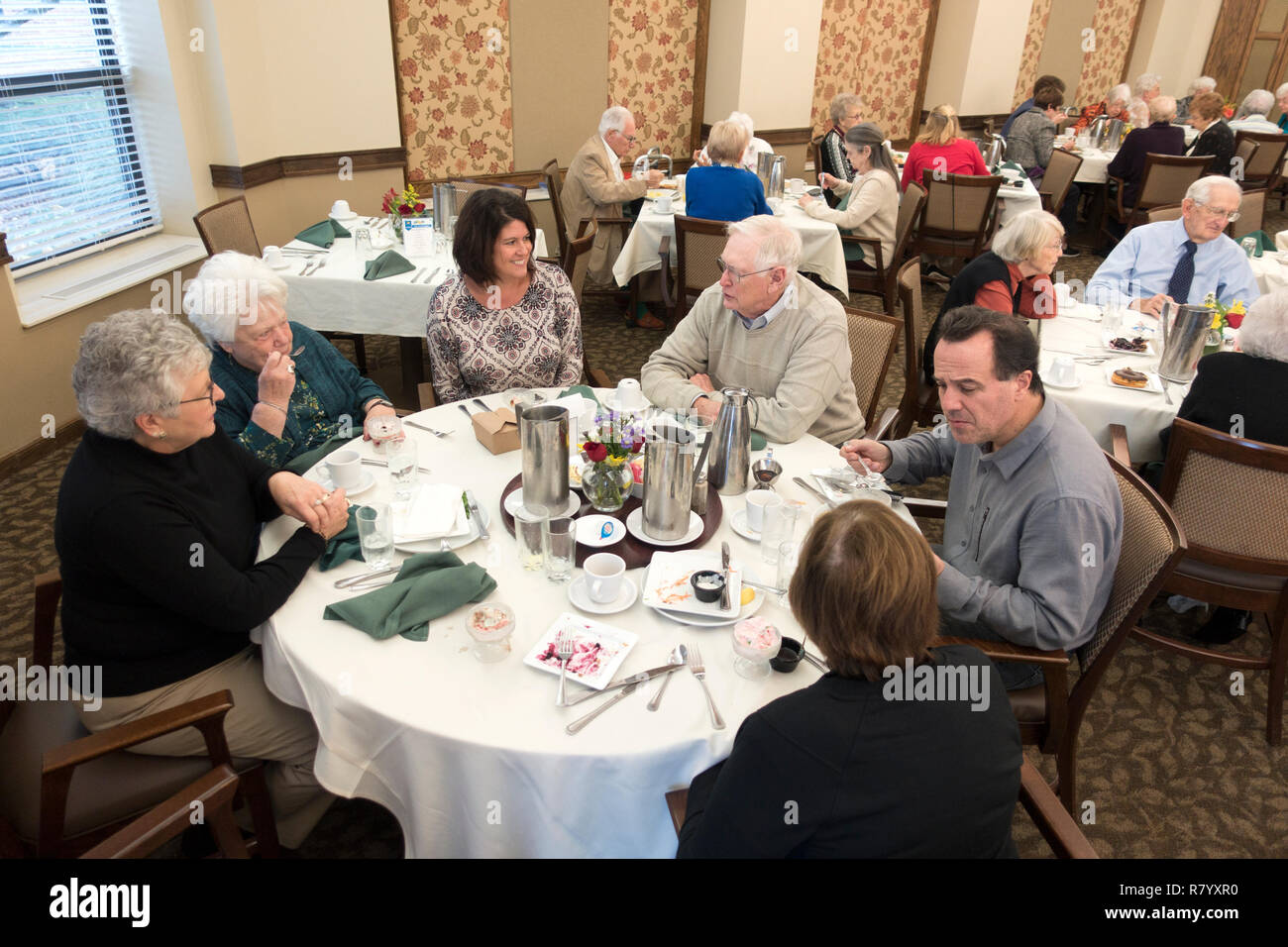 Communal dining fotografías e imágenes de alta resolución - Alamy