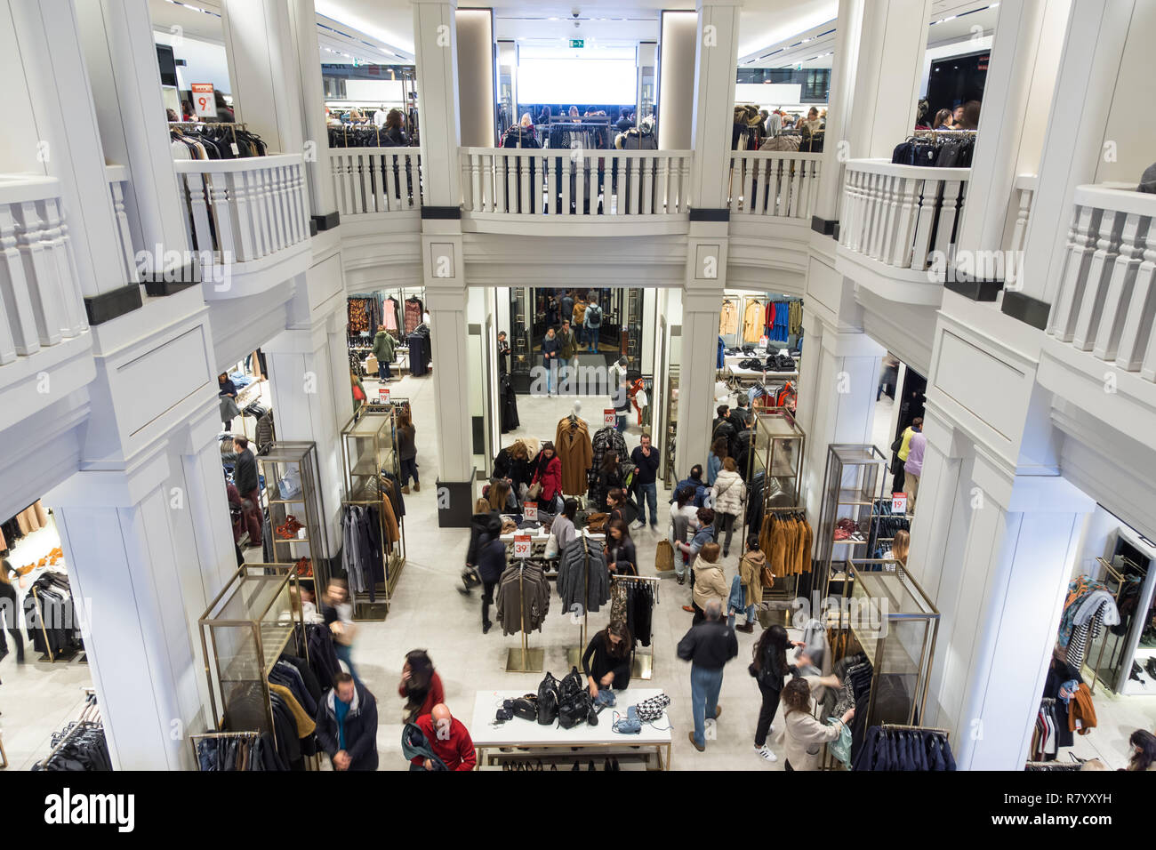 Interior de la tienda de Zara en la calle Gran Via en Madrid, España  Fotografía de stock - Alamy