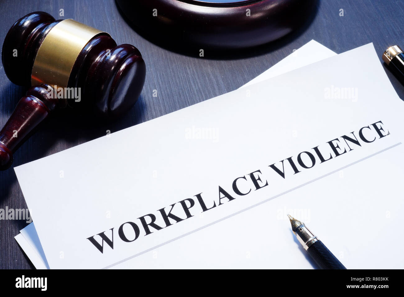 Documento sobre la violencia en el lugar de trabajo en un tribunal. Foto de stock