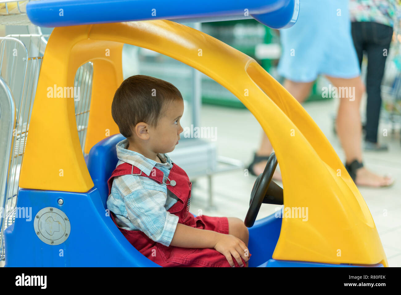 Pequeño y lindo bebé de 2 años, el niño en el pequeño coche de juguete-carro  en el supermercado, papá o padre empujando niño compras coche con su hijo,  Kid fi Fotografía de