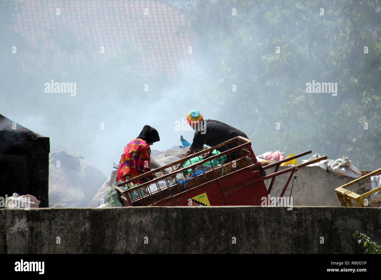 Crisis de contaminación de plástico. Los residuos plásticos en el vertedero de basura de Citarum River Side, Bandung, Indonesia. Foto de stock